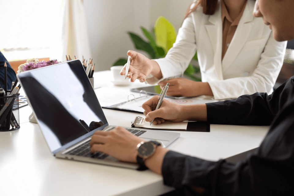 在操作電商代操時,可以透過各式數據,包含網站流量、點擊率、廣告投放觸及人數、轉換率等數據，為網站進行分析,找出下一步的行銷策略依據！